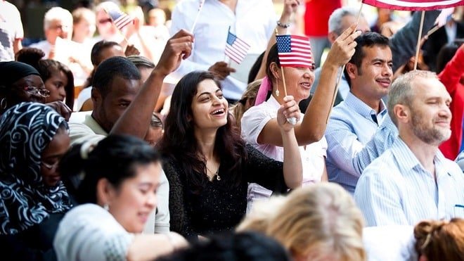 Người nhập cư trong lễ cấp quốc tịch tại Mỹ.
