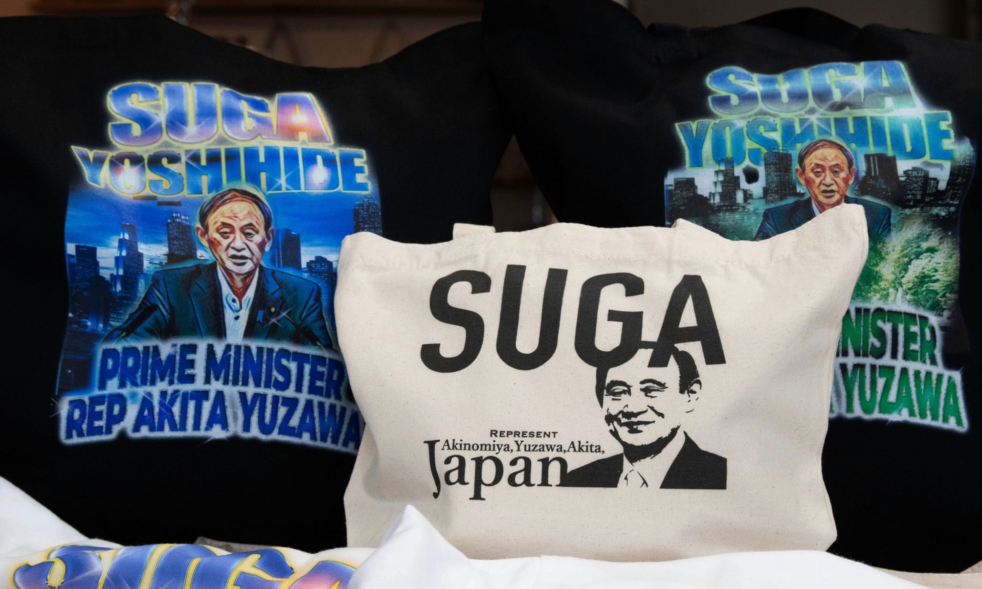 Hàng hóa có hình thủ tướng mới được mong đợi của Nhật Bản, Yoshihide Suga, được trưng bày tại một cửa hàng ở quê nhà Yuzawa