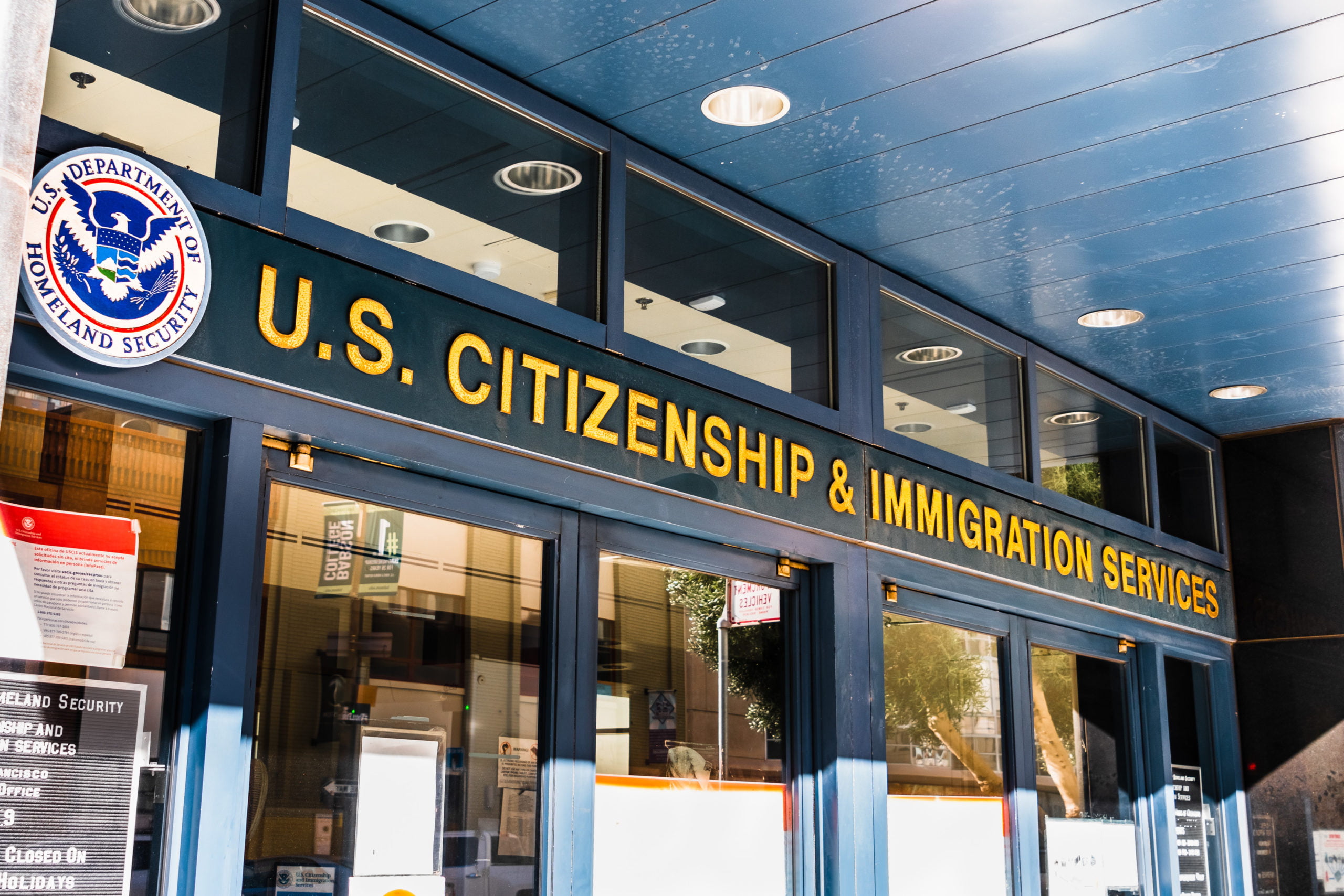 Nếu bạn đã nộp đơn xin bất kỳ loại thị thực Hoa Kỳ nào, thì giai đoạn hồ sơ tại Sở Nhập tịch và Di trú Hoa Kỳ Hoa Kỳ (USCIS) có thể là một thách thức lớn. Cơ quan liên bang này trong nhiều năm đã phải vật lộn với một lượng lớn hồ sơ xin thị thực tồn đọng, ngày càng trở nên tồi tệ hơn bởi việc đóng cửa văn phòng và tình trạng thiếu nhân sự trong thời kỳ đại dịch. Theo một bản ghi nhớ mới do Văn phòng Sở Nhập tịch và Di trú (CIS) Ombudsman công bố, USCIS đang làm việc để hoàn thành khoảng 4.400 vai trò trong toàn cơ quan, bao gồm cả các vị trí tuyển dụng tại các Trung tâm Liên hệ của USCIS. Bản ghi nhớ cũng nêu ra những cách tốt nhất để liên hệ với USCIS khi có các câu hỏi về nhập cư.